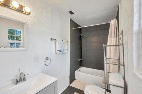 Casa en venta en St. Lucie, Florida, 2 dormitorios, 75.81 m2 № 2171011 - foto 3