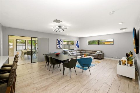 House in Orlando, Florida 4 bedrooms, 178.84 sq.m. № 2317466 - photo 11