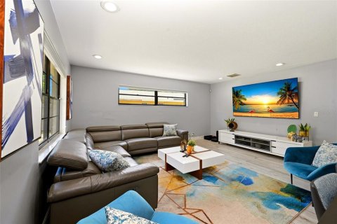 House in Orlando, Florida 4 bedrooms, 178.84 sq.m. № 2317466 - photo 13