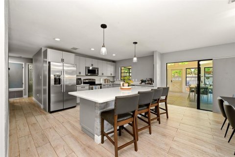 House in Orlando, Florida 4 bedrooms, 178.84 sq.m. № 2317466 - photo 4
