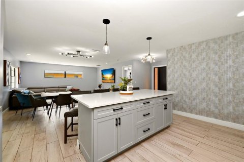 House in Orlando, Florida 4 bedrooms, 178.84 sq.m. № 2317466 - photo 8