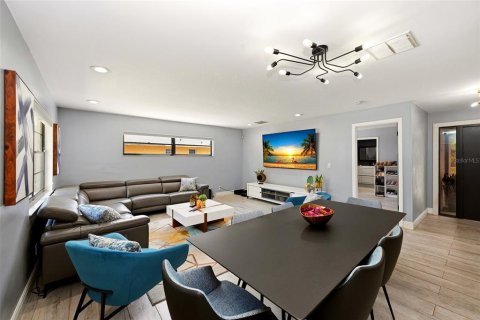 House in Orlando, Florida 4 bedrooms, 178.84 sq.m. № 2317466 - photo 12