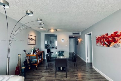 Condominio en alquiler en Hollywood, Florida, 2 dormitorios, 84.45 m2 № 2187810 - foto 16