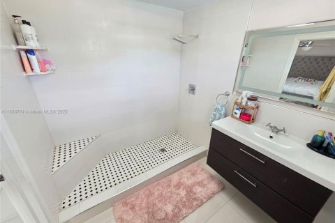 House in Miami Gardens, Florida 4 bedrooms, 136.85 sq.m. № 1745929 - photo 11