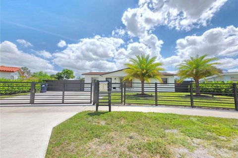 House in Miami Gardens, Florida 4 bedrooms, 136.85 sq.m. № 1745929 - photo 2