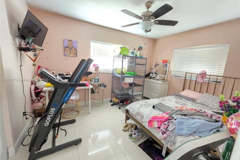 House in Miami Gardens, Florida 4 bedrooms, 136.85 sq.m. № 1745929 - photo 8