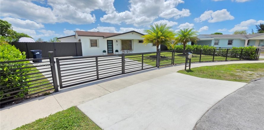House in Miami Gardens, Florida 4 bedrooms, 136.85 sq.m. № 1745929