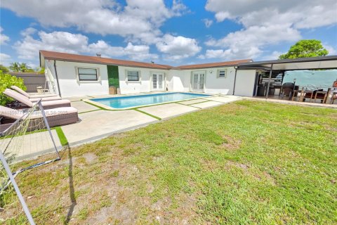 House in Miami Gardens, Florida 4 bedrooms, 136.85 sq.m. № 1745929 - photo 30