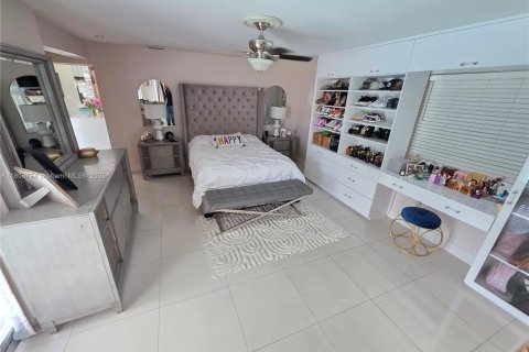 House in Miami Gardens, Florida 4 bedrooms, 136.85 sq.m. № 1745929 - photo 10