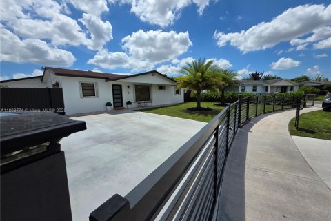 House in Miami Gardens, Florida 4 bedrooms, 136.85 sq.m. № 1745929 - photo 6