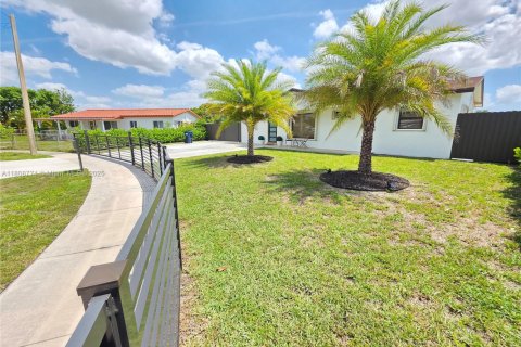 House in Miami Gardens, Florida 4 bedrooms, 136.85 sq.m. № 1745929 - photo 5