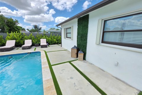 House in Miami Gardens, Florida 4 bedrooms, 136.85 sq.m. № 1745929 - photo 24