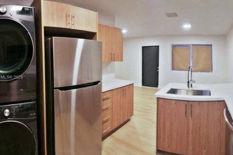 Villa ou maison à louer à Miami, Floride: 2 chambres, 67.45 m2 № 1973403 - photo 2