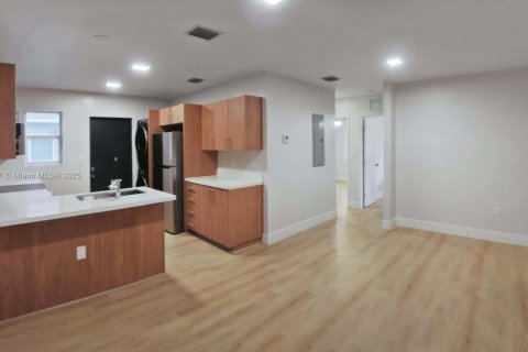 Villa ou maison à louer à Miami, Floride: 2 chambres, 67.45 m2 № 1973403 - photo 1