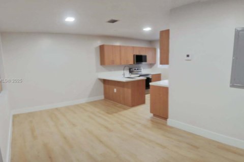 Villa ou maison à louer à Miami, Floride: 2 chambres, 67.45 m2 № 1973403 - photo 5