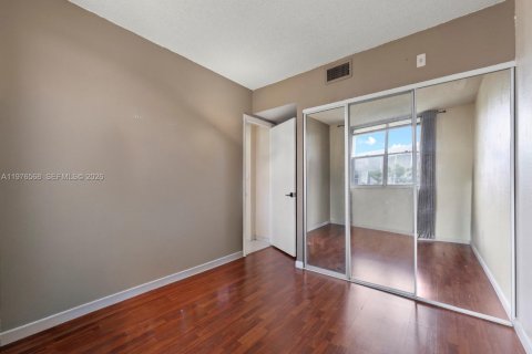 Condo in Hialeah, Florida, 3 bedrooms № 2040702 - photo 24