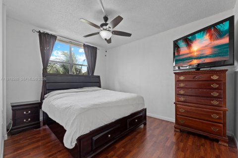 Condo in Hialeah, Florida, 3 bedrooms № 2040702 - photo 14