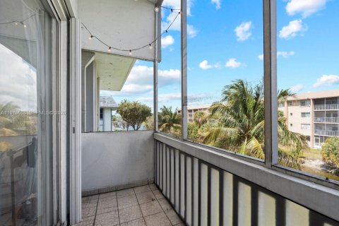 Condo in Hialeah, Florida, 3 bedrooms № 2040702 - photo 26