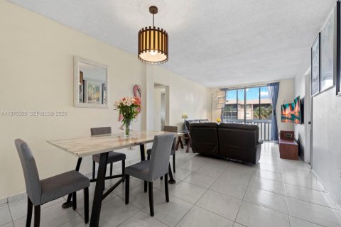 Condo in Hialeah, Florida, 3 bedrooms  № 2040702