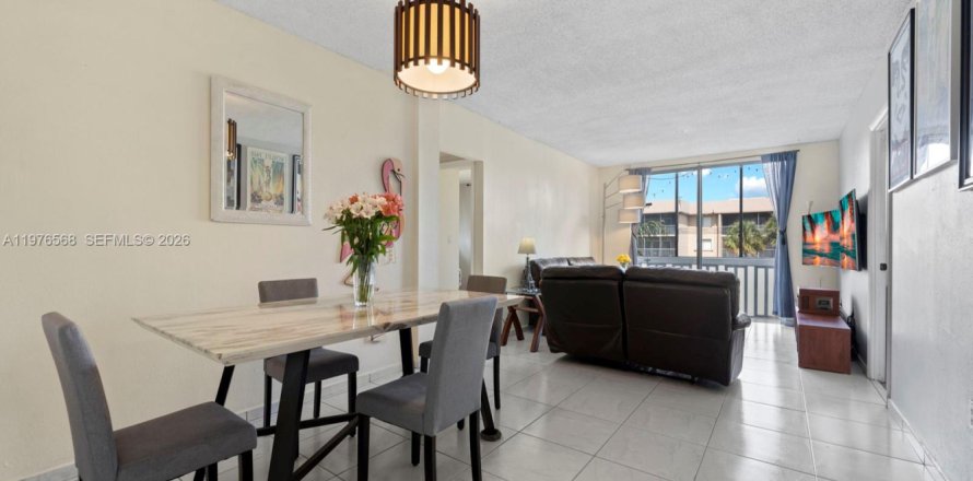 Condo in Hialeah, Florida, 3 bedrooms № 2040702