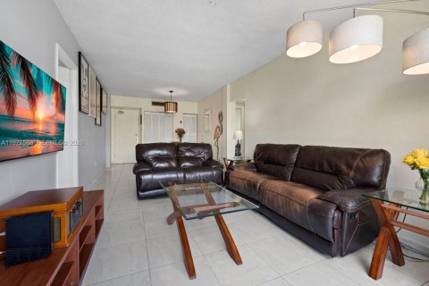 Condo in Hialeah, Florida, 3 bedrooms № 2040702 - photo 8