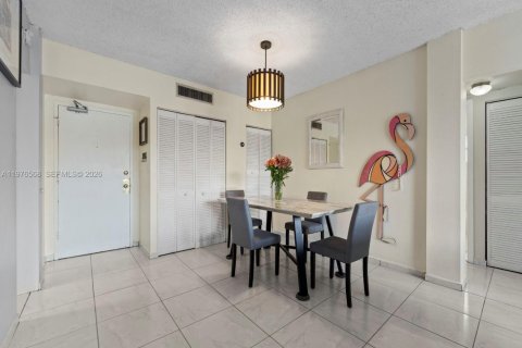 Condo in Hialeah, Florida, 3 bedrooms № 2040702 - photo 3