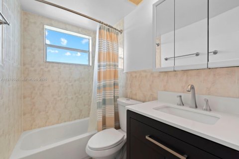Condo in Hialeah, Florida, 3 bedrooms № 2040702 - photo 22