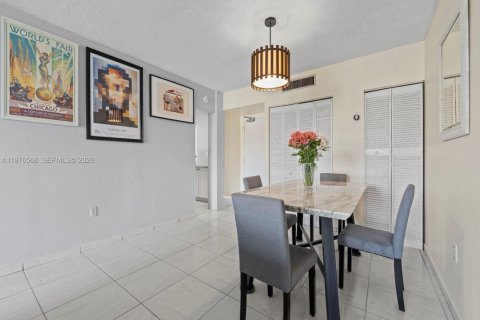Condo in Hialeah, Florida, 3 bedrooms № 2040702 - photo 4