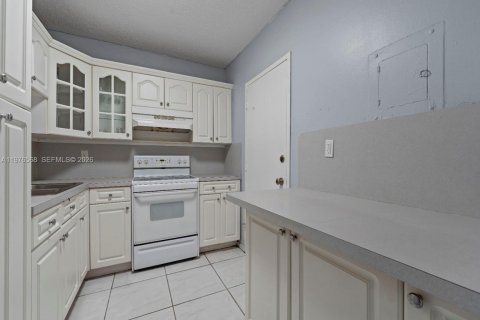 Condo in Hialeah, Florida, 3 bedrooms № 2040702 - photo 11