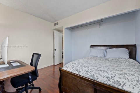 Condo in Hialeah, Florida, 3 bedrooms № 2040702 - photo 21