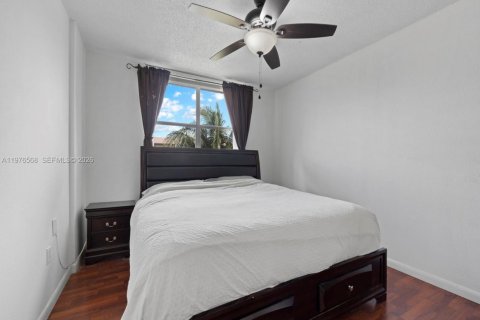 Condo in Hialeah, Florida, 3 bedrooms № 2040702 - photo 15