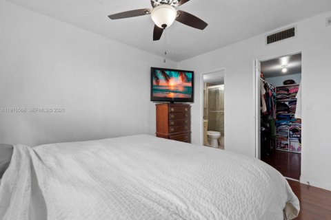Condo in Hialeah, Florida, 3 bedrooms № 2040702 - photo 13