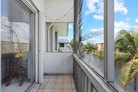 Condo in Hialeah, Florida, 3 bedrooms № 2040702 - photo 25