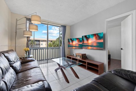 Condo in Hialeah, Florida, 3 bedrooms № 2040702 - photo 5