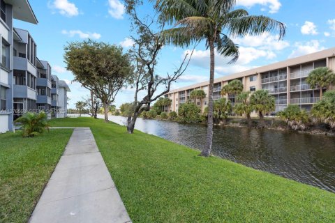 Condo in Hialeah, Florida, 3 bedrooms № 2040702 - photo 28