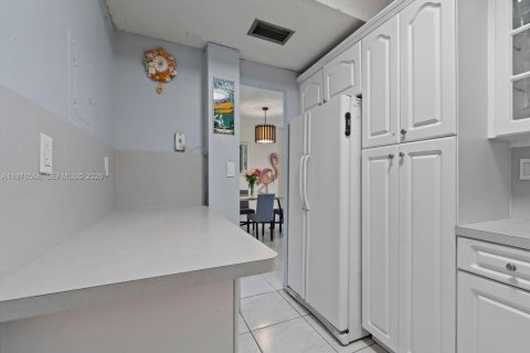 Condo in Hialeah, Florida, 3 bedrooms № 2040702 - photo 12