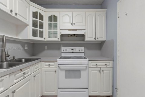Condo in Hialeah, Florida, 3 bedrooms № 2040702 - photo 10