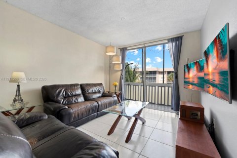 Condo in Hialeah, Florida, 3 bedrooms № 2040702 - photo 6