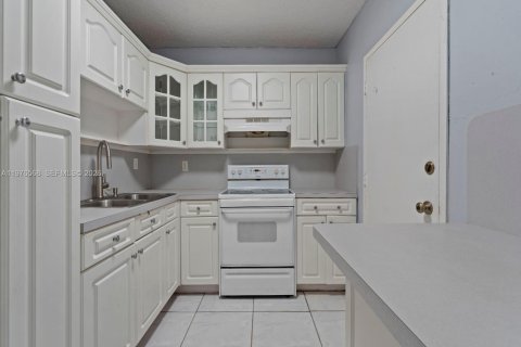 Condo in Hialeah, Florida, 3 bedrooms № 2040702 - photo 9