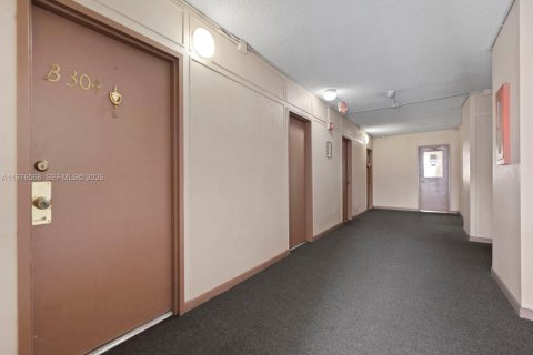 Condo in Hialeah, Florida, 3 bedrooms № 2040702 - photo 2