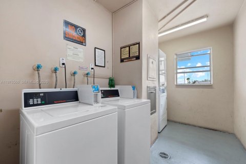 Condo in Hialeah, Florida, 3 bedrooms № 2040702 - photo 27