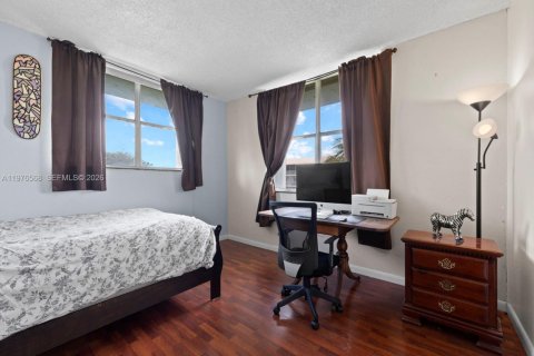 Condo in Hialeah, Florida, 3 bedrooms № 2040702 - photo 19
