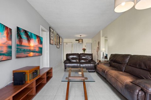 Condo in Hialeah, Florida, 3 bedrooms № 2040702 - photo 7