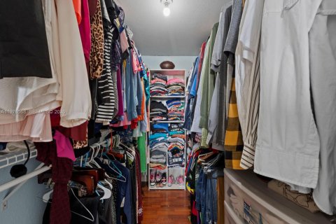 Condo in Hialeah, Florida, 3 bedrooms № 2040702 - photo 16