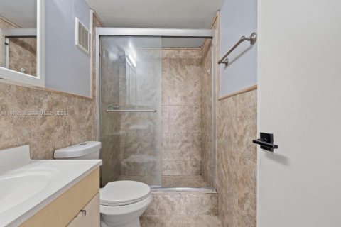 Condo in Hialeah, Florida, 3 bedrooms № 2040702 - photo 18