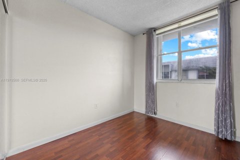 Condo in Hialeah, Florida, 3 bedrooms № 2040702 - photo 23