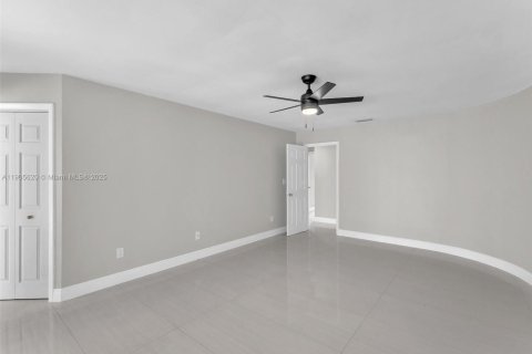 Casa en venta en Lauderhill, Florida, 4 dormitorios, 218.51 m2 № 1956374 - foto 25