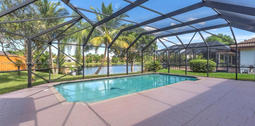 Villa ou maison à Lauderhill, Floride 4 chambres, 218.51 m2 № 1956374