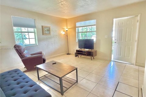 Casa en alquiler en Dania Beach, Florida, 2 dormitorios, 71.63 m2 № 1947004 - foto 8