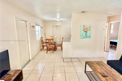Casa en alquiler en Dania Beach, Florida, 2 dormitorios, 71.63 m2 № 1947004 - foto 9